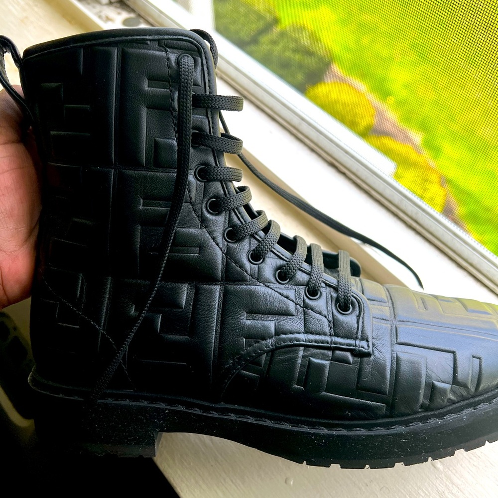 Fendi, size 8, Italy 38 1/2 black